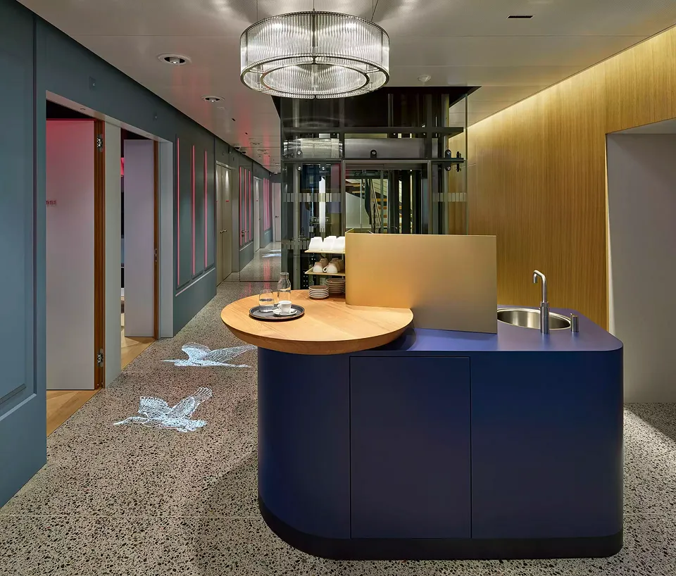 Servicezone vor Kundenbesprechungszimmer
