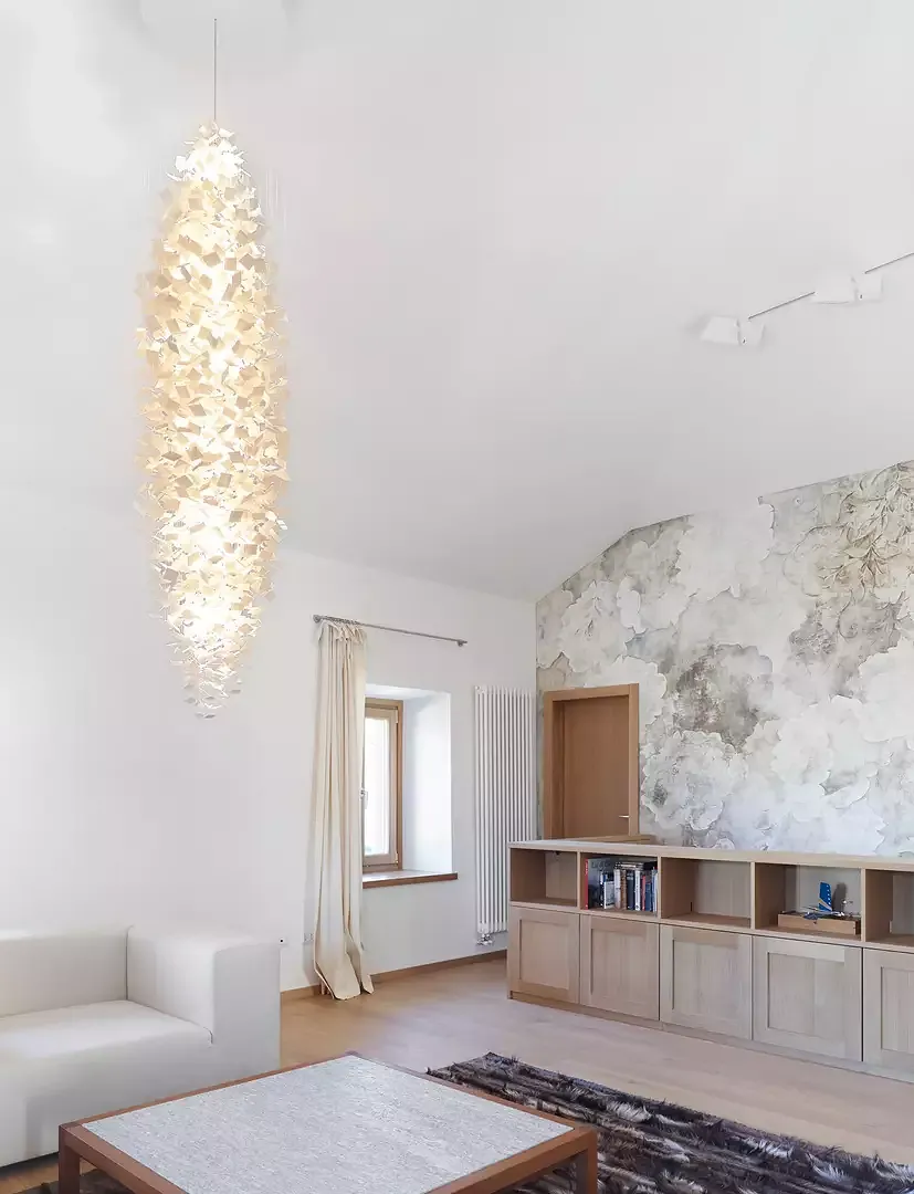 Wohnzimmer im Obergeschoss mit Fresko von Heloisa Ackermann-Rodrigues und Leuchtenobjekt von Madlaina Lys (Foto: Ulrich Stockhaus)