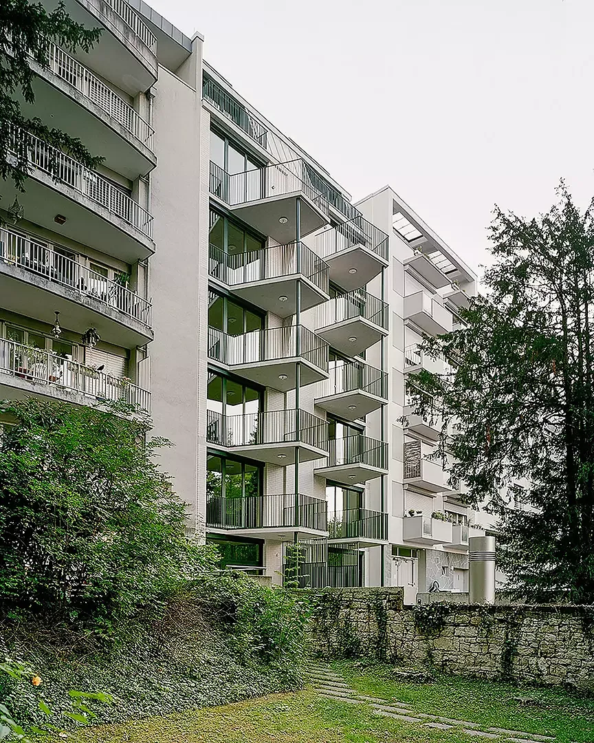 Zur ruhigen Hofseite hin hat jede der acht Kleinwohnungen, sowie die zwei Maisonette-Wohnungen im Parterre, einen sechs Quadratmeter grossen Balkon.