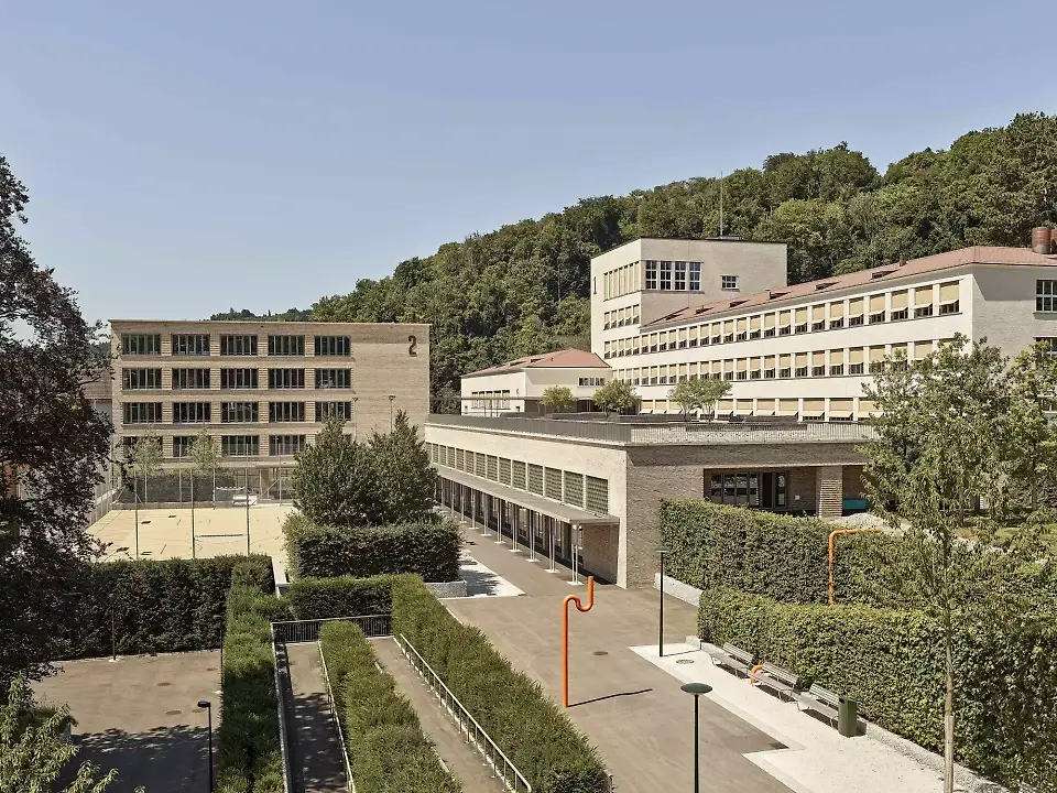 Blick auf die Schulanlage 