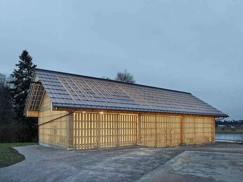 Aussenansicht der Remise in der Dämmerung