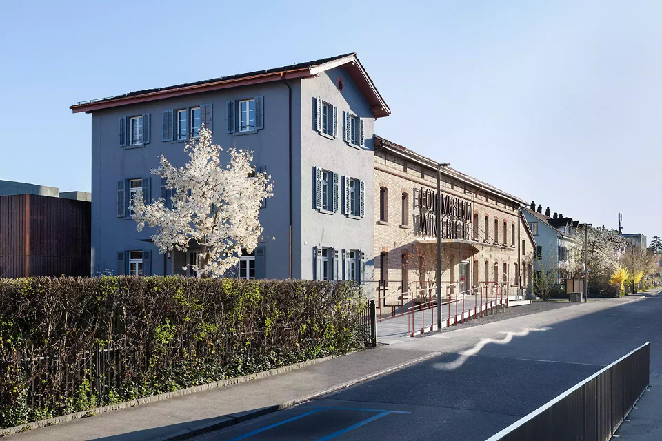 Erweiterung, Kopfbau und Längsbau mit neuer Adresse