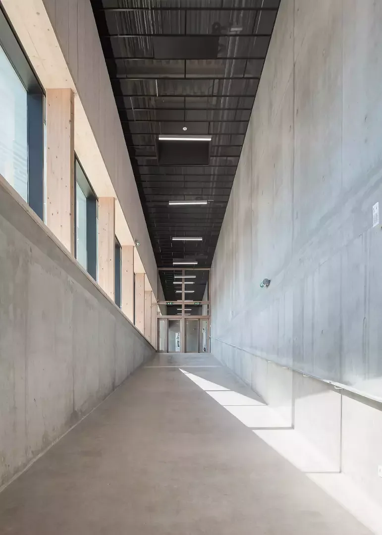 Innenraum Erschliessung Licht Sportzentrum Gilles Boutantin