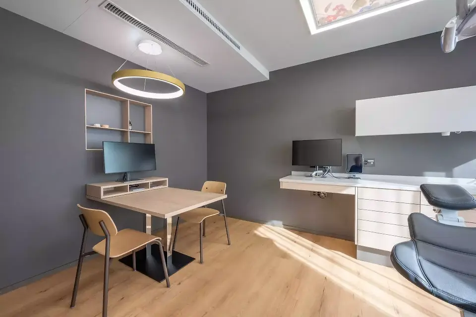 Behandlungszimmer mit Besprechungstisch