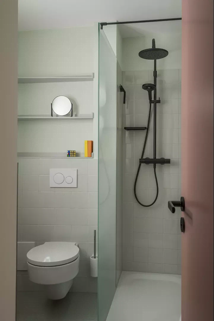 Die vormals ineffiziente Raumaufteilung und Ausstattung des alten Badezimmers wurde grundlegend überarbeitet. Heute präsentiert sich das Duschbad kompakt, funktional und dennoch grosszügig, dank einer präzise geplanten Anordnung der Elemente.