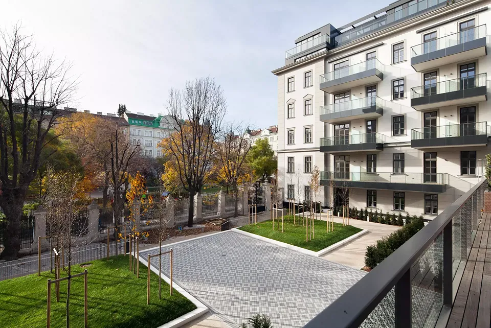 Blick von der Terrasse im 1. OG auf den Garten im Hof