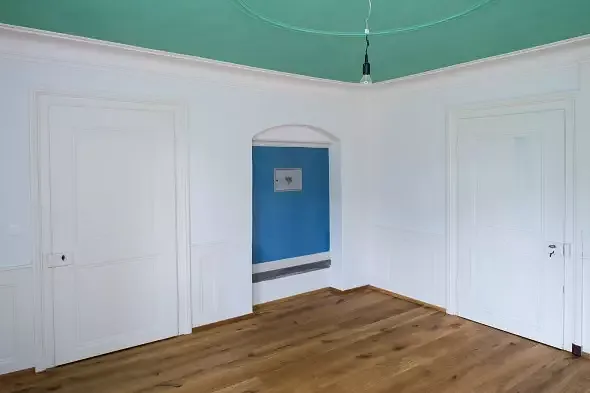 Grünes Zimmer mit historischem Kachelofen