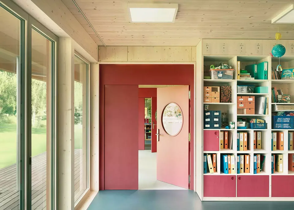 Enfilade des salles de classe et relation à la coursive extérieure