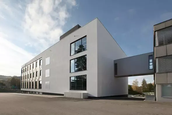 Fassade Ost mit Passarelle