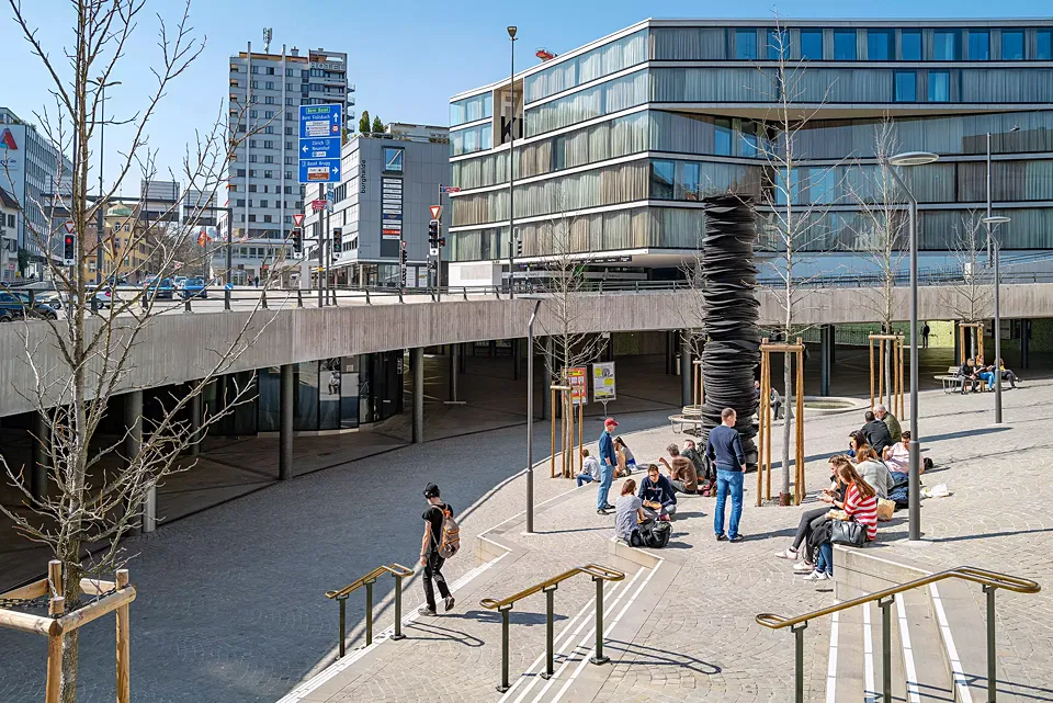 Über rollstuhl- und fahrradtaugliche fliessende Rampen sowie über breite Stufen, die auch als Sitzgelegenheit genutzt werden, gelangt man von  der Weiten Gasse in die Passage.