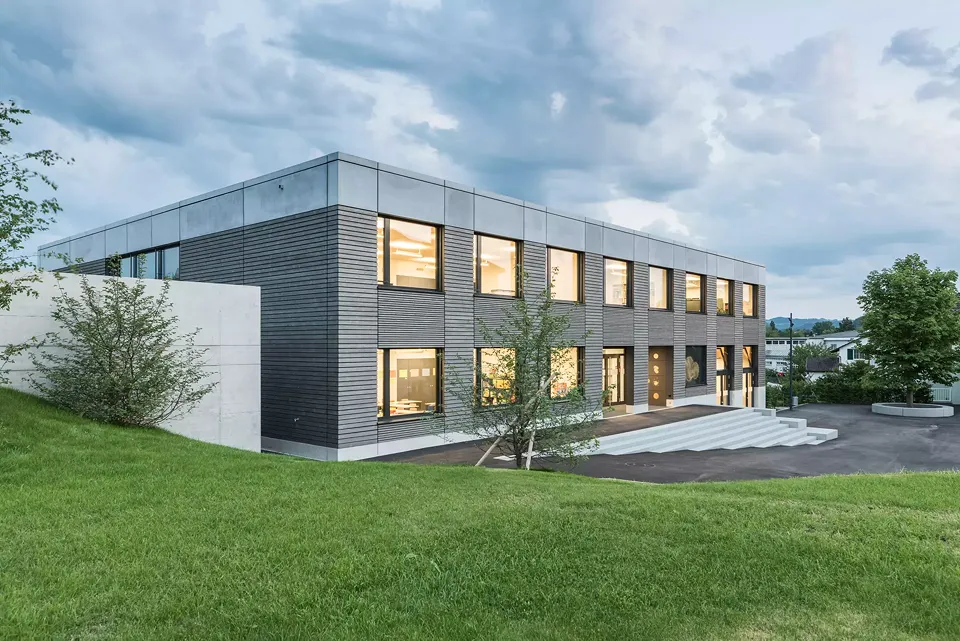 Sportplatz und Schulhaus