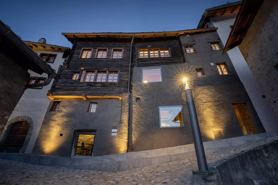 Westfassade bei Nacht