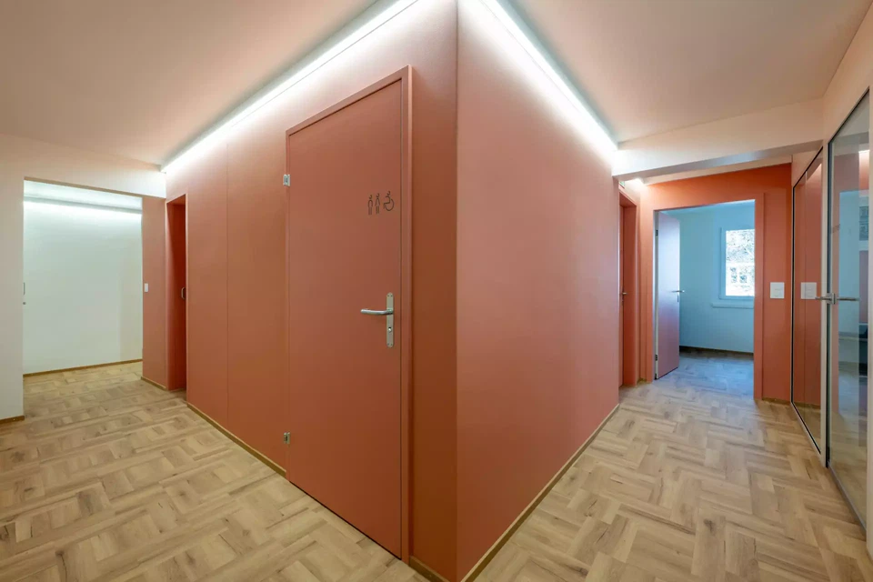 Korridorbereich als Erschliessungszone für IV-WC und Untersuchungsräume