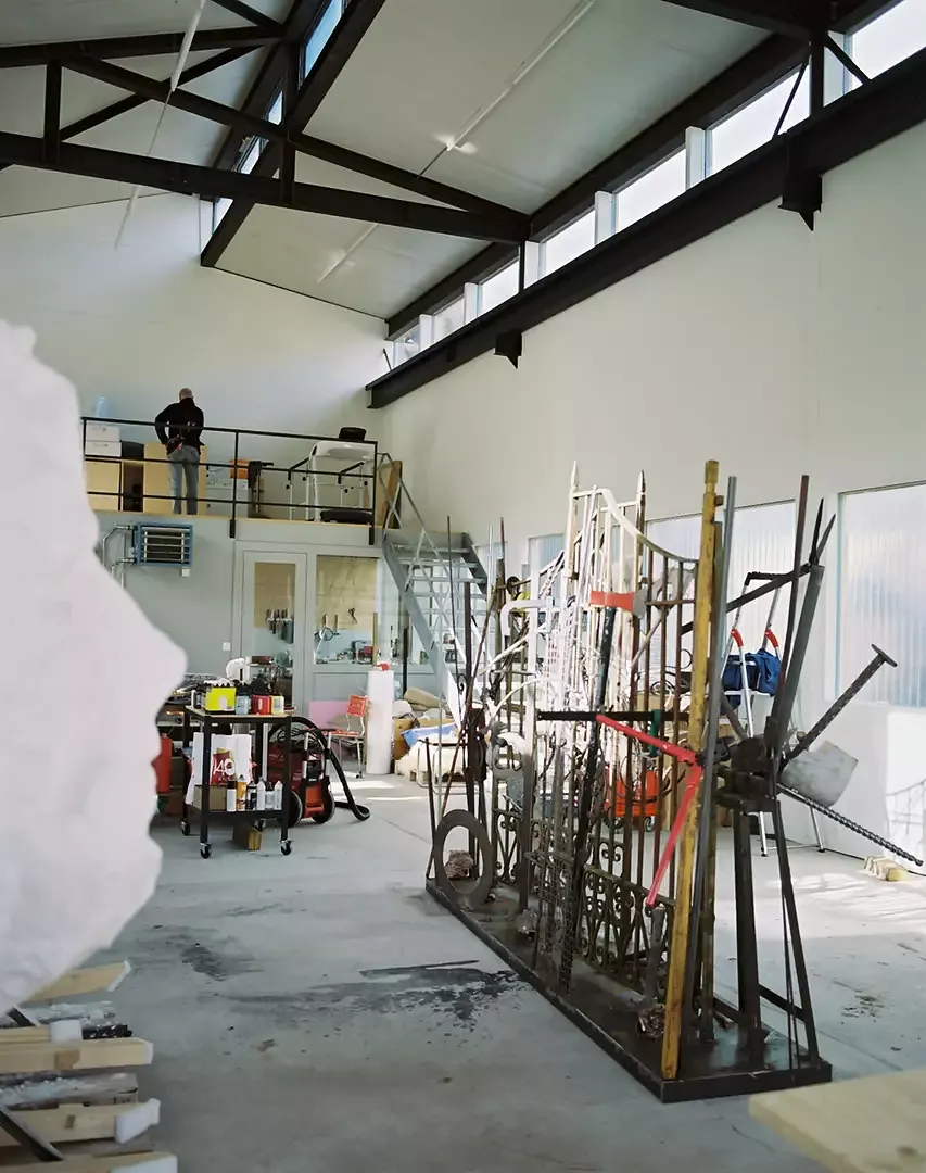 Si Jim Dine est considéré comme un maître du Pop Art. Sa palette de supports et  de techniques est large,  allant de la peinture à la photographie en passant par le dessin, les arts graphiques et la sculpture.