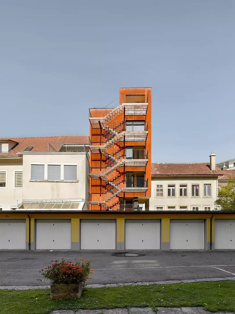 Le bâtiment sculptural mesure environ 17 mètres de haut  et comporte en tout 4 étages  et demi. De par sa hauteur, il accentue la rupture de gabarit avec les immeubles avoisinants.