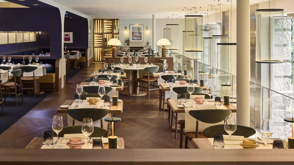 Das Restaurant Émile bespielt zwei Bereiche auf zwei Etagen des Sockels. 