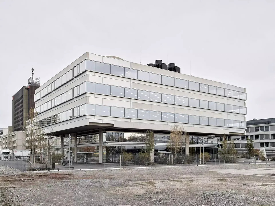 News- und Sportgebäude an der Südwestecke des SRF Campus