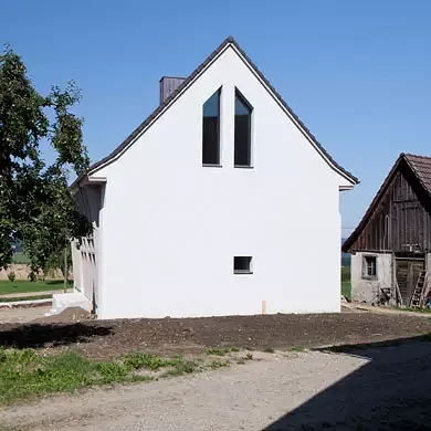 Zum Stall hin zeigt sich das Haus mural