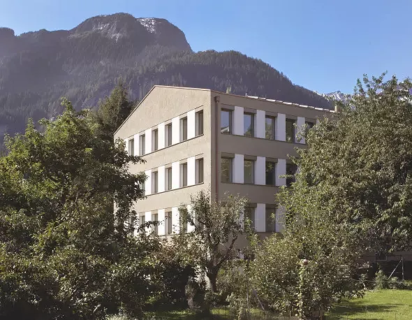 Das neue Verwaltungszentrum inmitten der Baumgärten (Foto: Ralph Feiner)