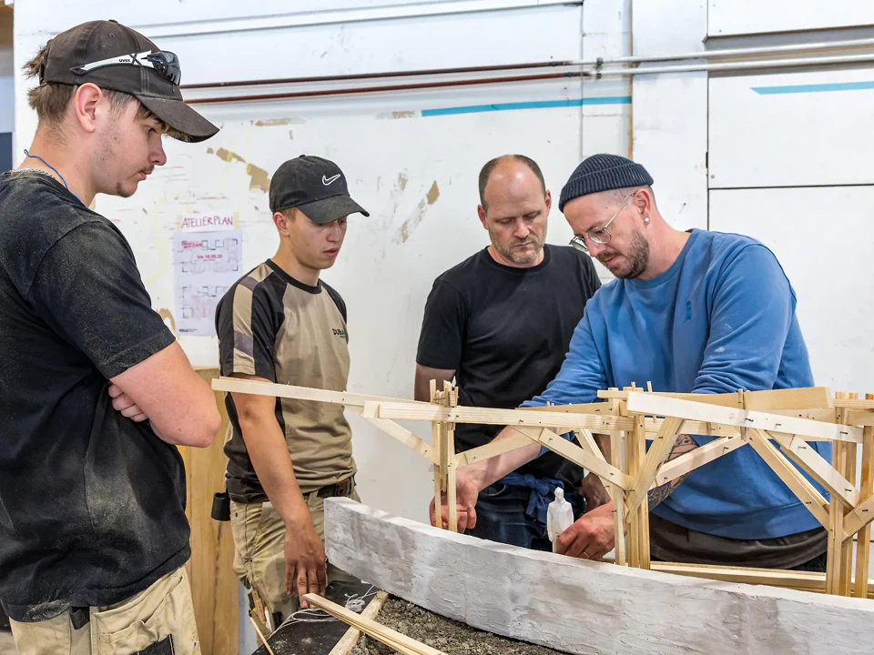 Während des Reallabors werden gemeinsam mit Expertinnen und Experte, Ingenieuren und Holzbauern die Strukturen für die reale Umsetzung entwickelt.