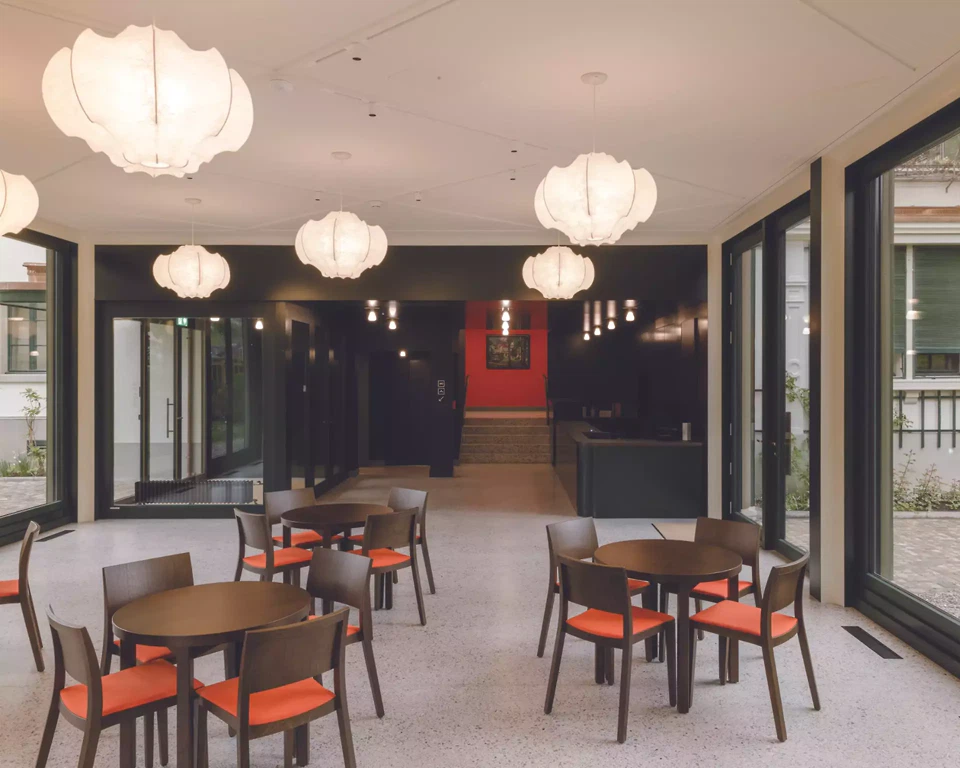 Blick aus der neuen Gartenhalle in den Auftakt der Ausstellung