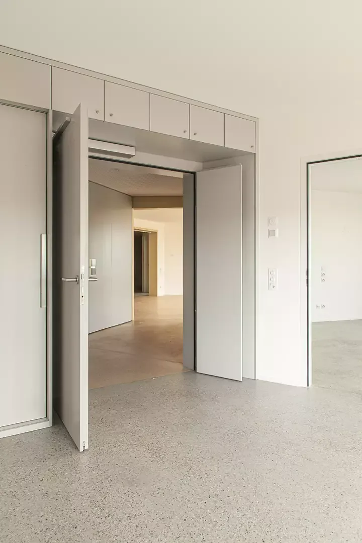 L'entrée de chambre nichée dans l'épaisseur des armoires