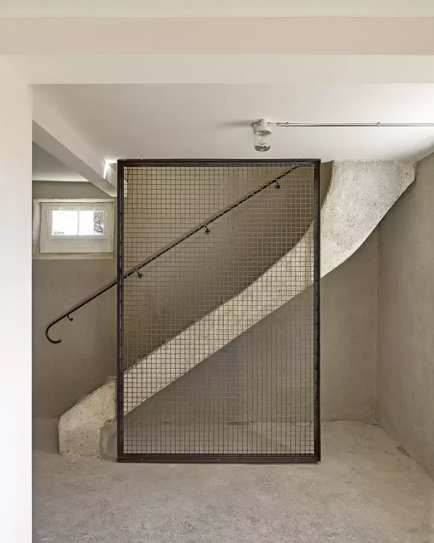 Escalier de cave dans la grange