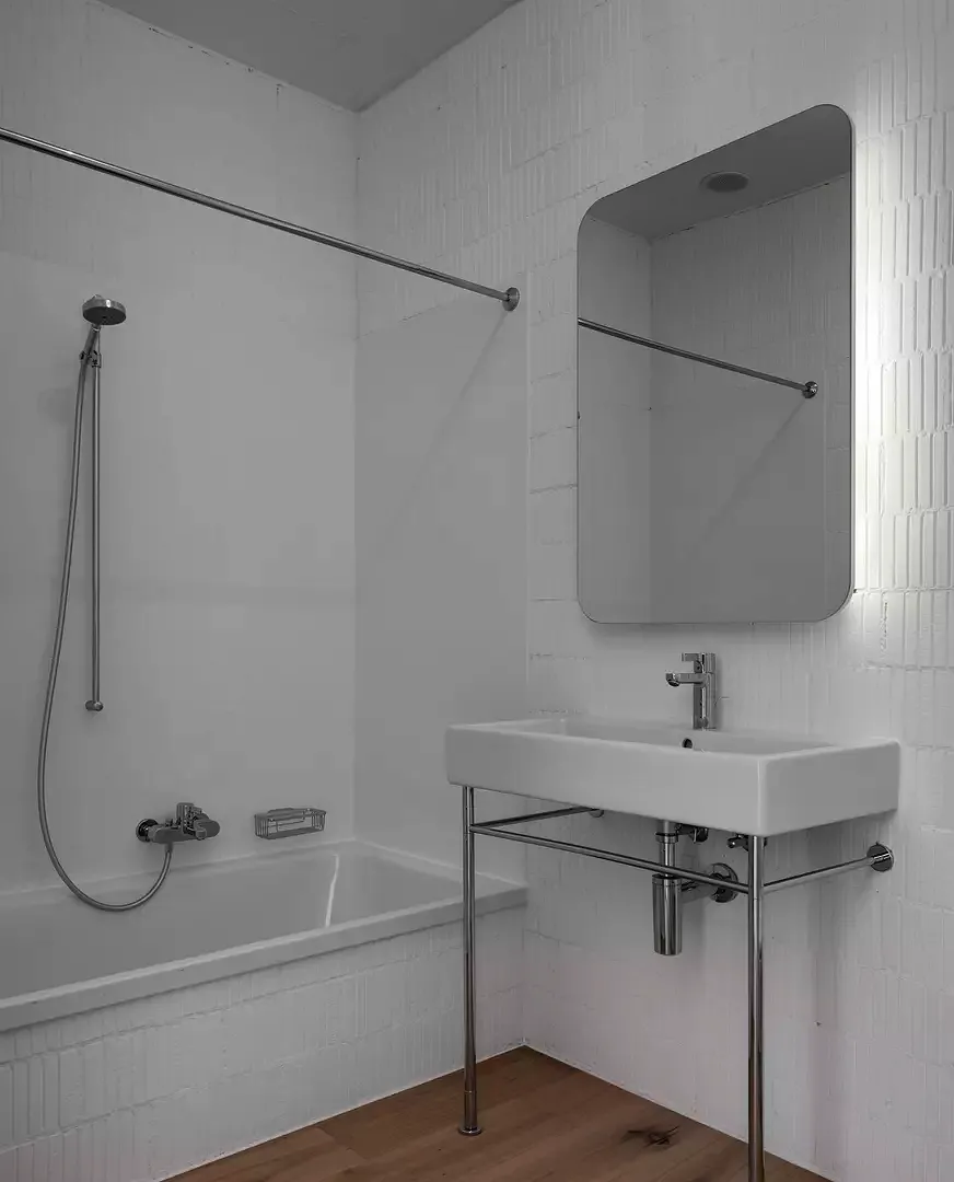 salle de bains avec murs en brique sans enduit