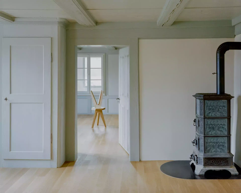 Behutsam sanierte Bestandsräume mit erhaltener räumlicher Struktur und aufgefrischten Oberflächen.