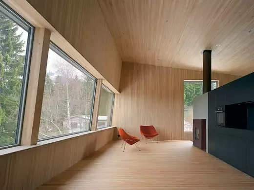 Blick ins Wohnzimmer. Aussenwände, Boden und Dach sind aus tragenden Blockholzplatten (Lärche).