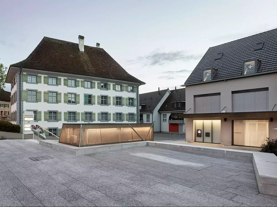 Strassenseitiger Platzteil und Kornhaus