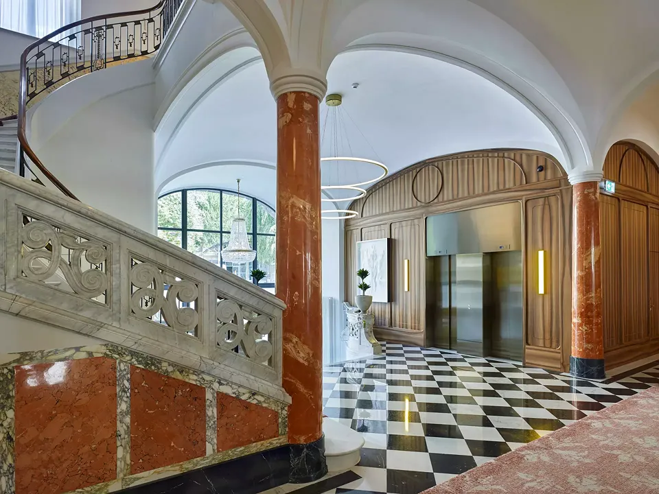 Innen Vestibule