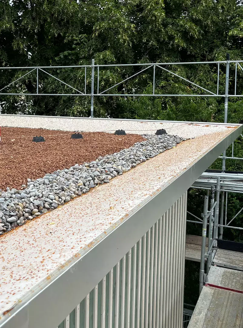 Die «fünfte Fassade» bildet den konsequenten Abschluss eines nachhaltigen Umgangs mit der Umgebung.