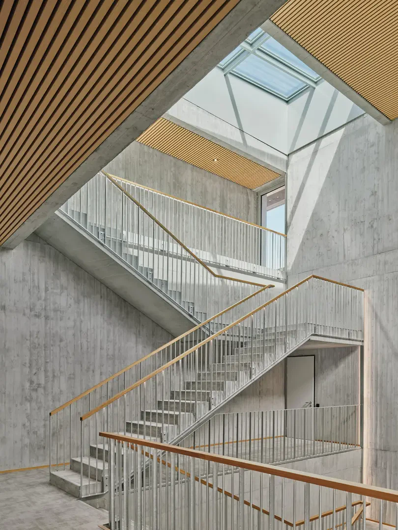 La lucarne apporte de la lumière naturelle aux étages par le biais des escaliers décalés vers l'intérieur.