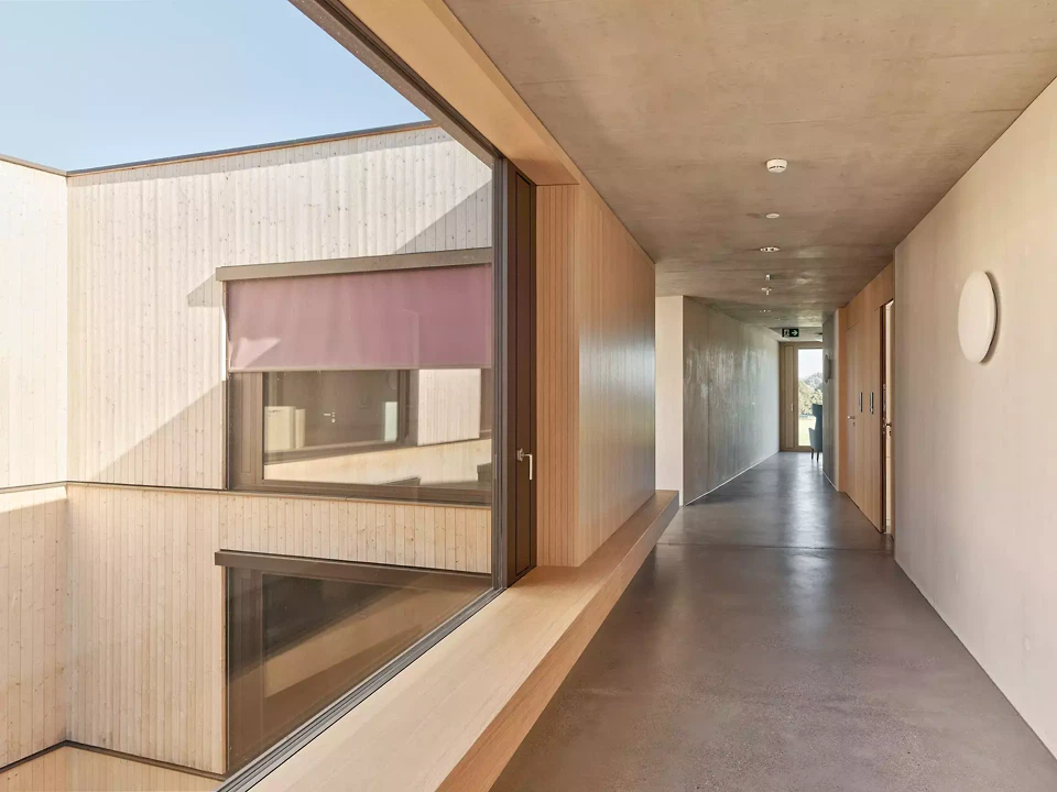 Zimmererschliessung um Innenhof mit Rückzugsnische