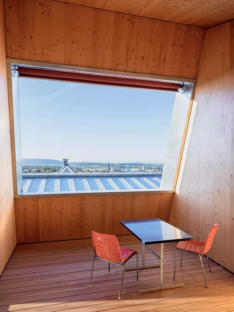 Hölzerne Loggia mit Blick über die Stadt