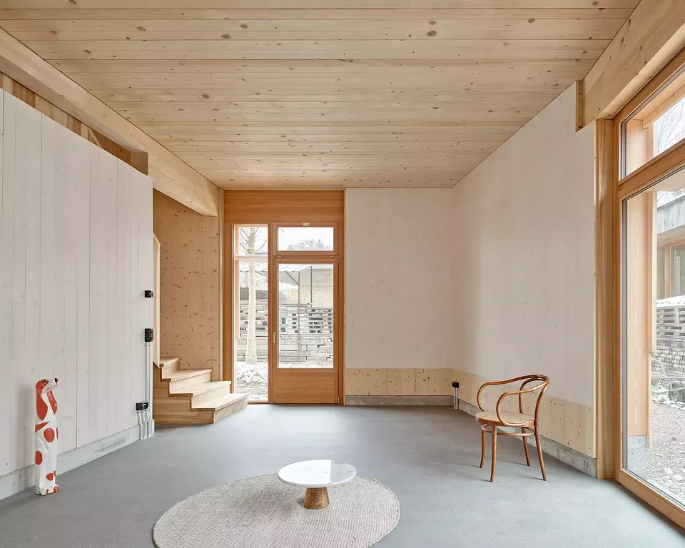 Überhoher Wohnraum der Maisonettewohnung. Auch als Atelier könnte er genutzt werden.