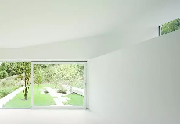 Der Essbereich öffnet sich zum privaten Garten.