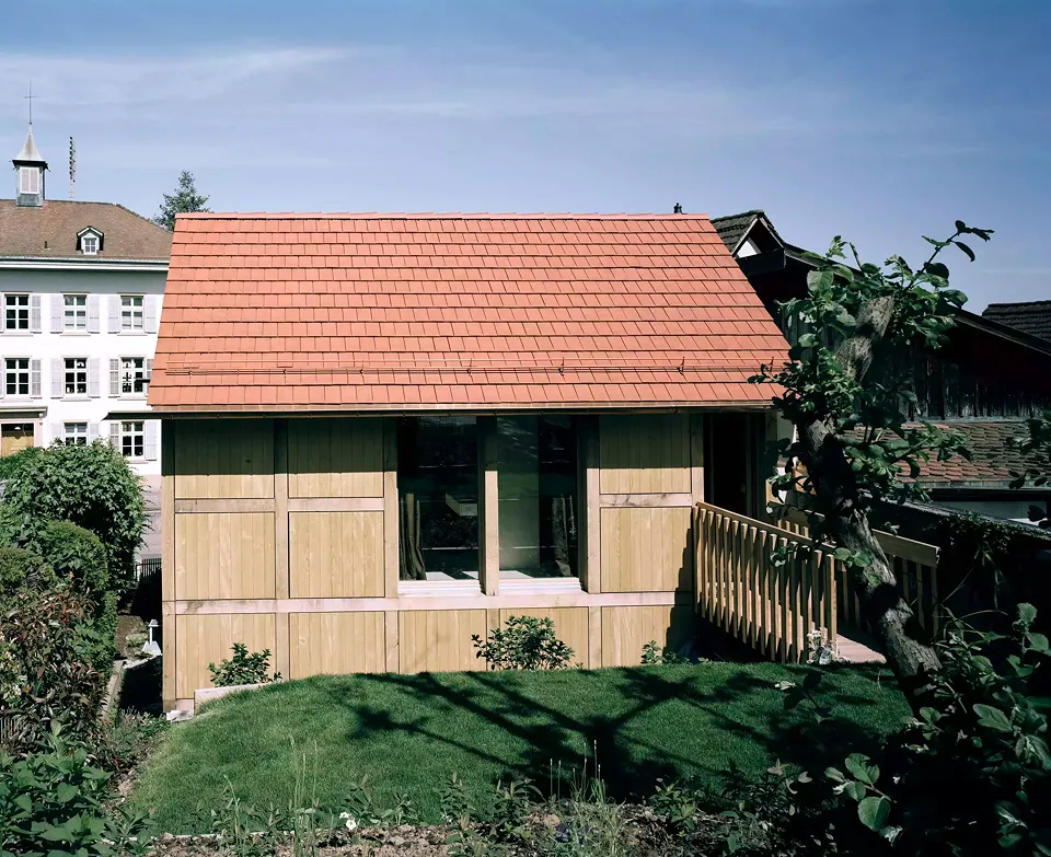 Blick vom Garten auf den hinteren Gebäudeteil