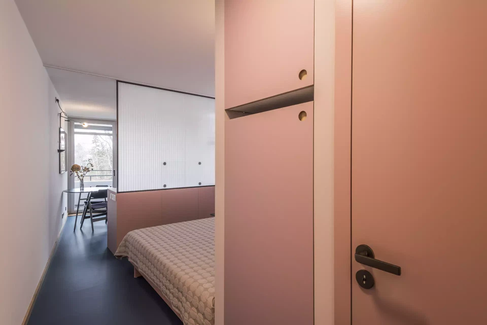 Mit minimaler Verkehrsfläche und maximaler Weitsicht wurde der Raum so organisiert, dass Funktionalität und Grosszügigkeit in ein ausgewogenes Verhältnis treten.