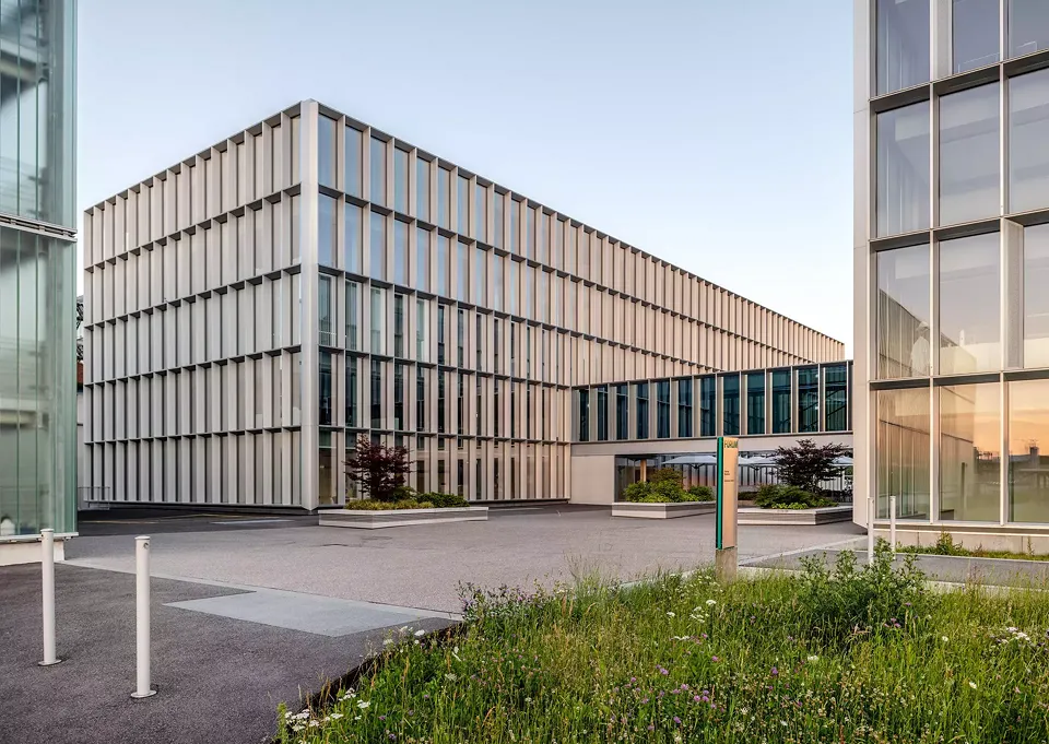 Büroensemble mit Passerelle