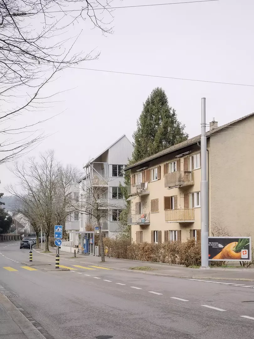 Der Anbau ragt hinter seinem unsanierten Zwilling hervor.