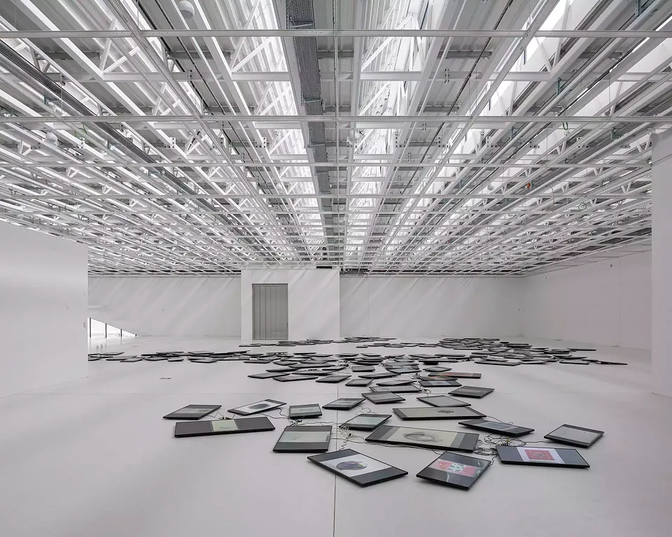 Les deux musées bénificient de deux ambiances différentes. En haut, les espaces sont très lumineux grâce à la toiture en sheds, En bas, l’ambiance est beaucoup plus intime, la lumière étant amenée latéralement.