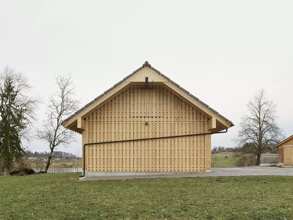 Die neue Remise wurde komplett als Holzbau errichtet.
