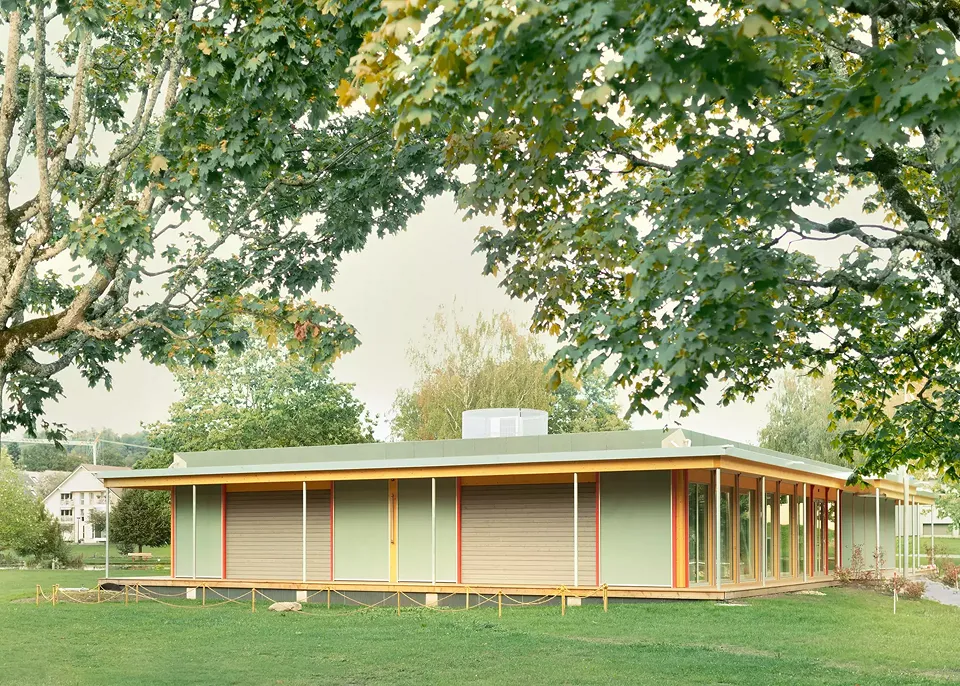 Le bâtiment : coursive et intégration dans le parc