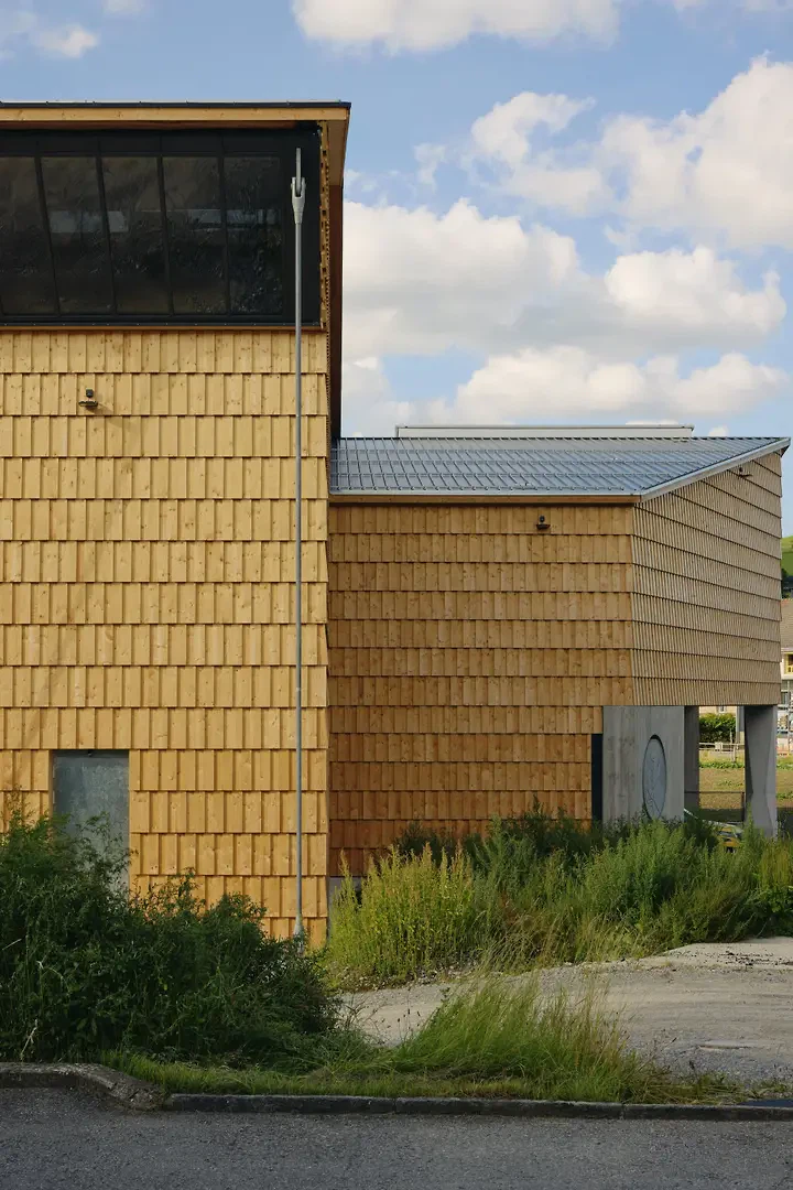 Südfassade und Anlieferung