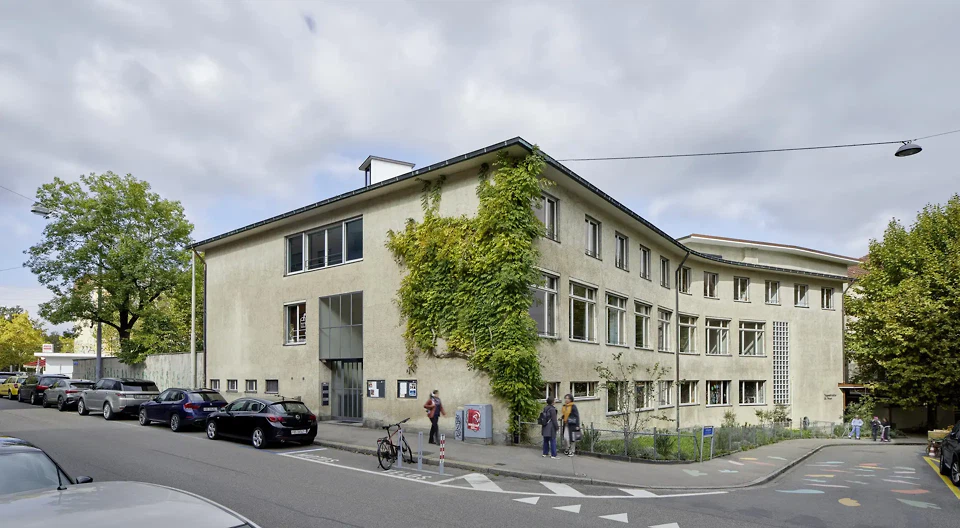 Annexbau mit Kindertagesstätte, Verwaltungsräumen und einer Wohnung
