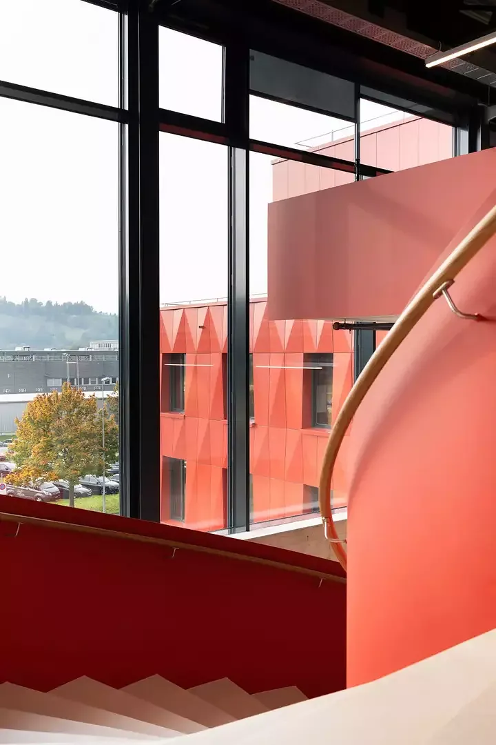 Treppe im Showroom mit Blick auf das Bürogebäude