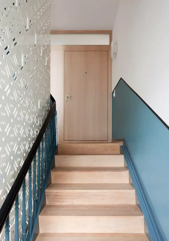 Treppenhaus mit original Farbgebung und neuen trittschallentkoppelten Stufen