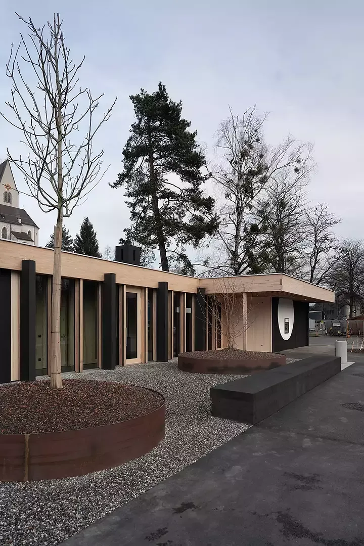 Vue sud-ouest – terrasse et entrée principale